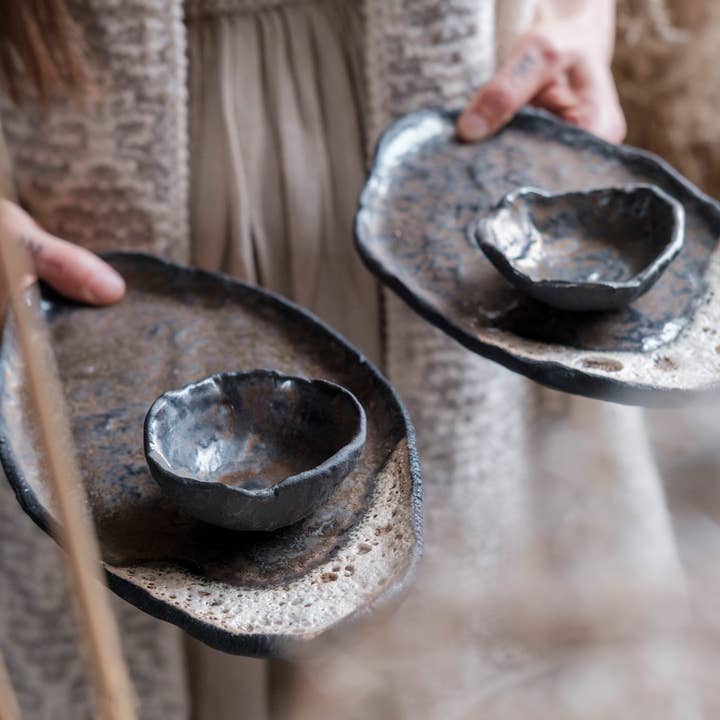 Conjunto de Sushi Bronze - minimalismo orgânico - pratos e taças e outras tendências em Compre soja texturizada B2B. Devoluções gratuitas e condições de pagamento a 60 dias na Faire na Faire.