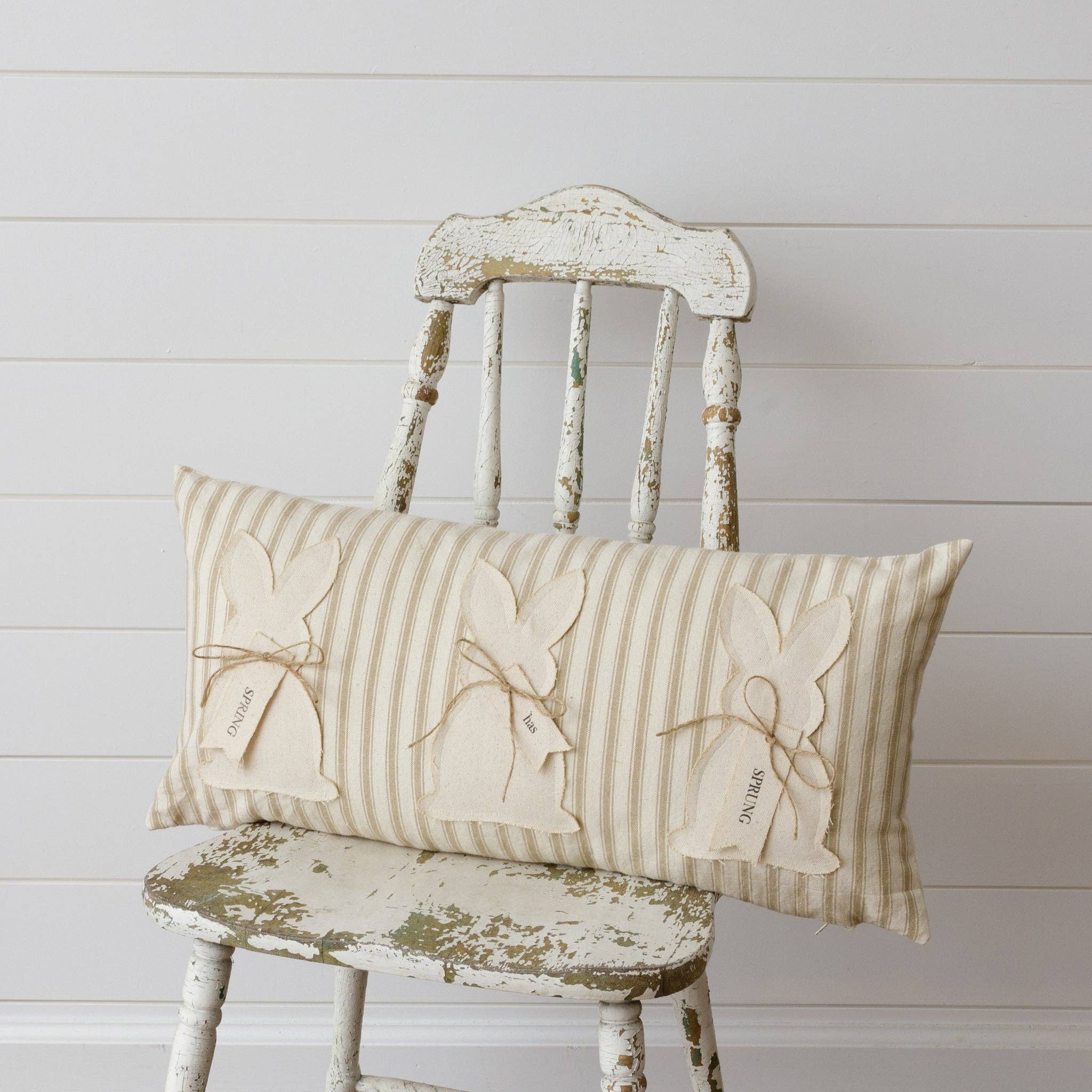 Audrey's Home & Gift – Engroshandel Lændepude – Pude - Kaniner, foråret er sprunget (PC)1