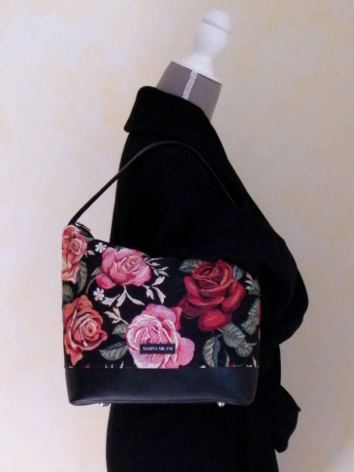 CAMILLA Roses rouges pour la vente par MARINA MILANI