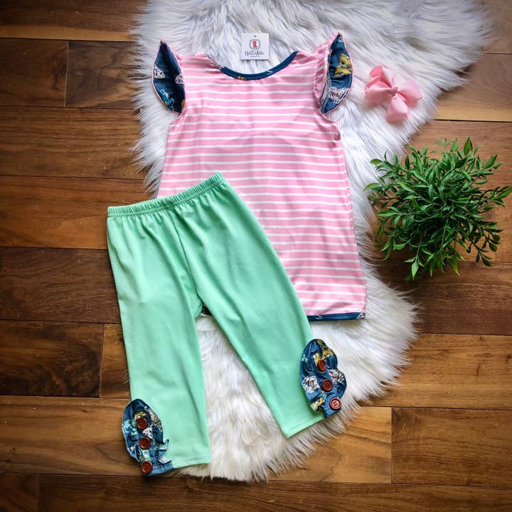 Ensemble capri Wings Wings avec nœud dans le dos par Wellie Kate pour la vente par Wellington Design Co.