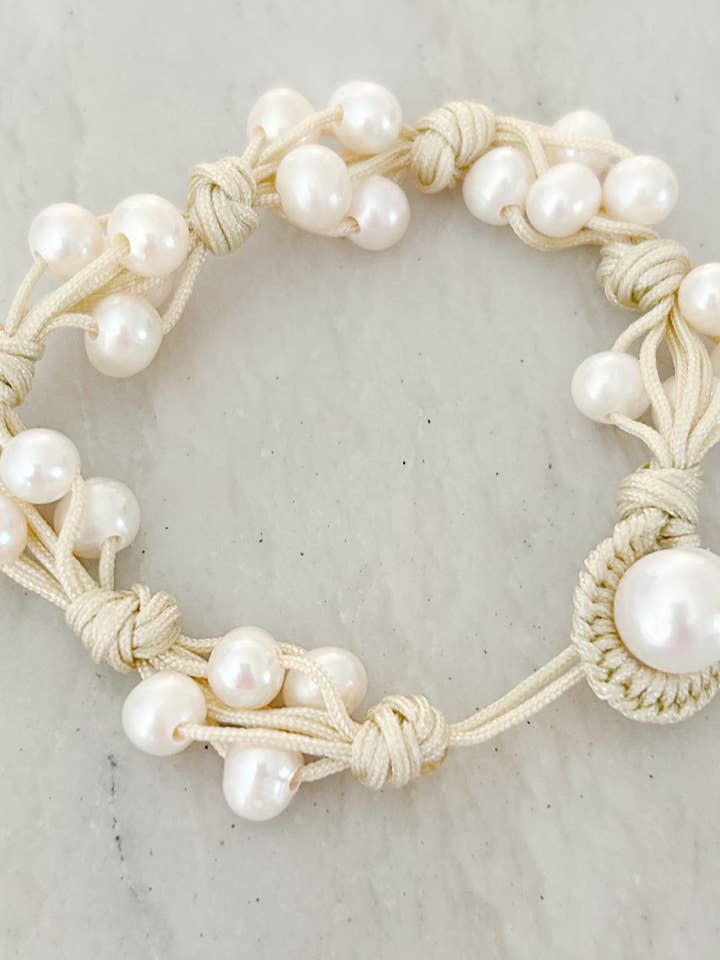 Bracelet en perles et ficelle nouée pour la vente par Pearly Girls, LLC
