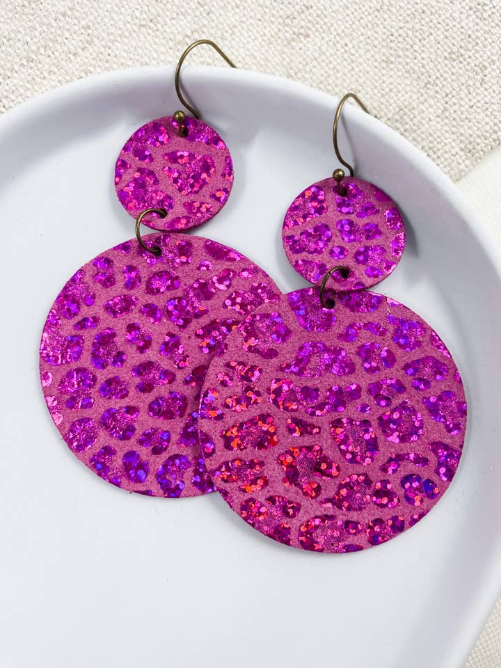 Hot Pink Leopard Rounds | Brincos em couro metálico fuschia por atacado de Anabelle+Oak