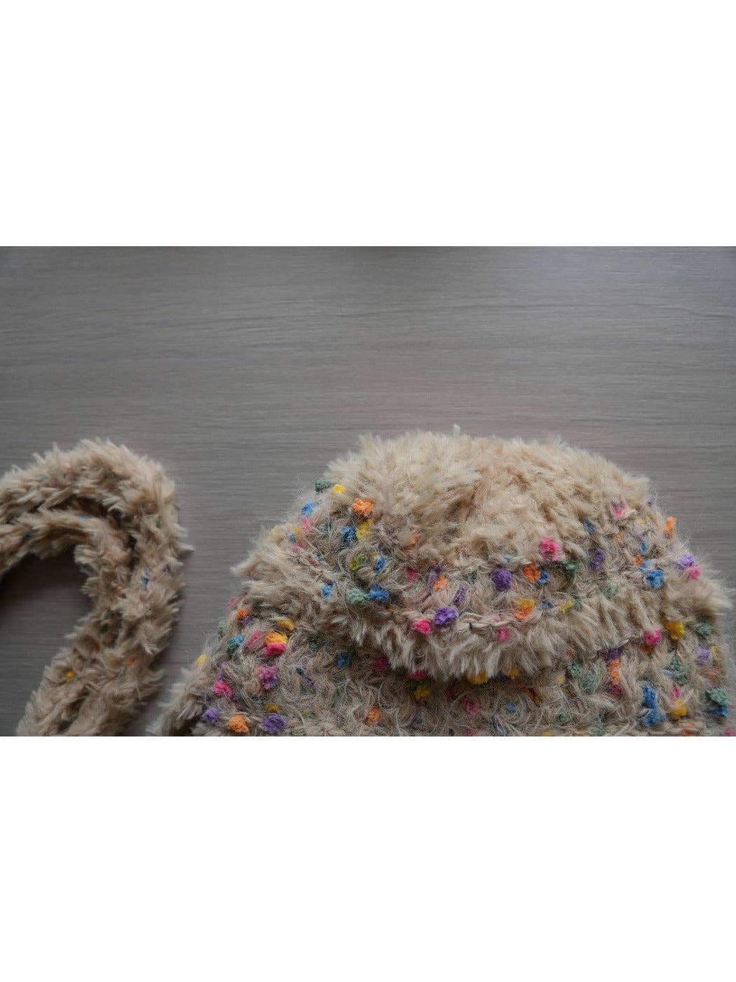 Funkyrel® Atzbranding Limited – wholesale Mössa - Dam – Haila - Vinterstickad mössa med färgglada spräckliga mönster5