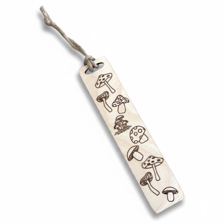 Svamp Medley Indgraveret Træbogmærke© Aurora North Home™ for engroshandel hos Aurora North Home