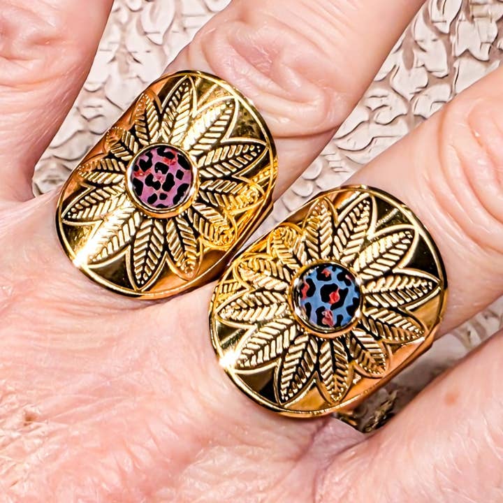 Gouden roestvrijstalen ring met luipaardmotief in hars voor wholesale door Lydée Déco