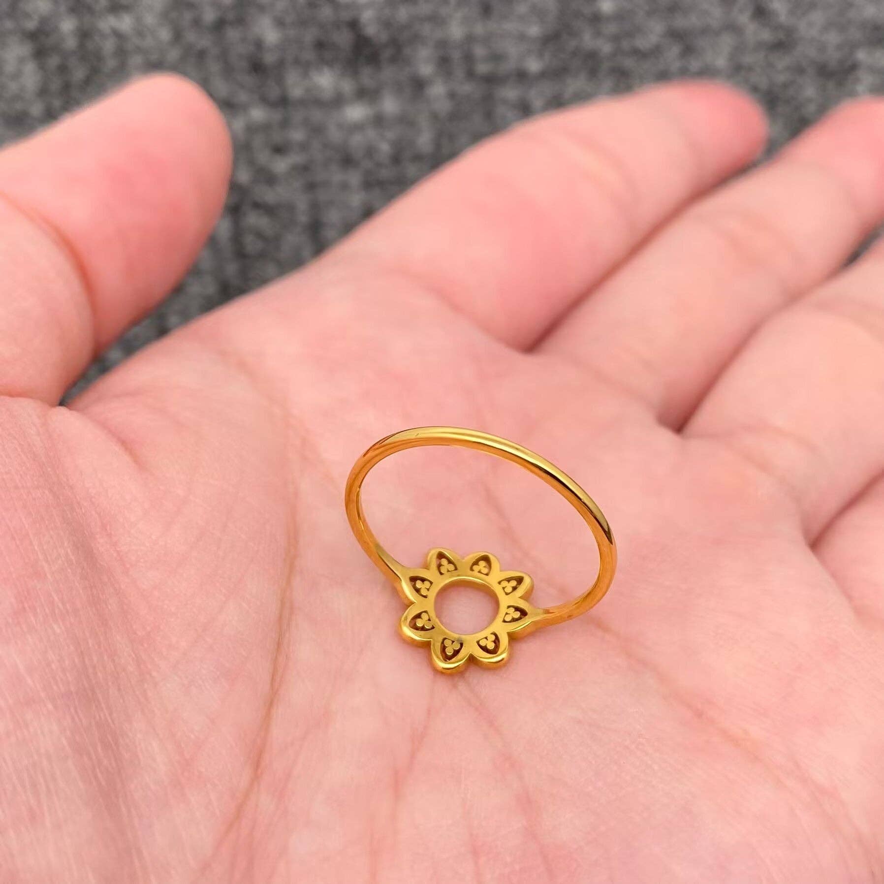 Mio Queena - Wholesale Cocktail/Statement Ring - Hollow Sunflower 18K Gold Plated Stainless Steel Ring - FGS3