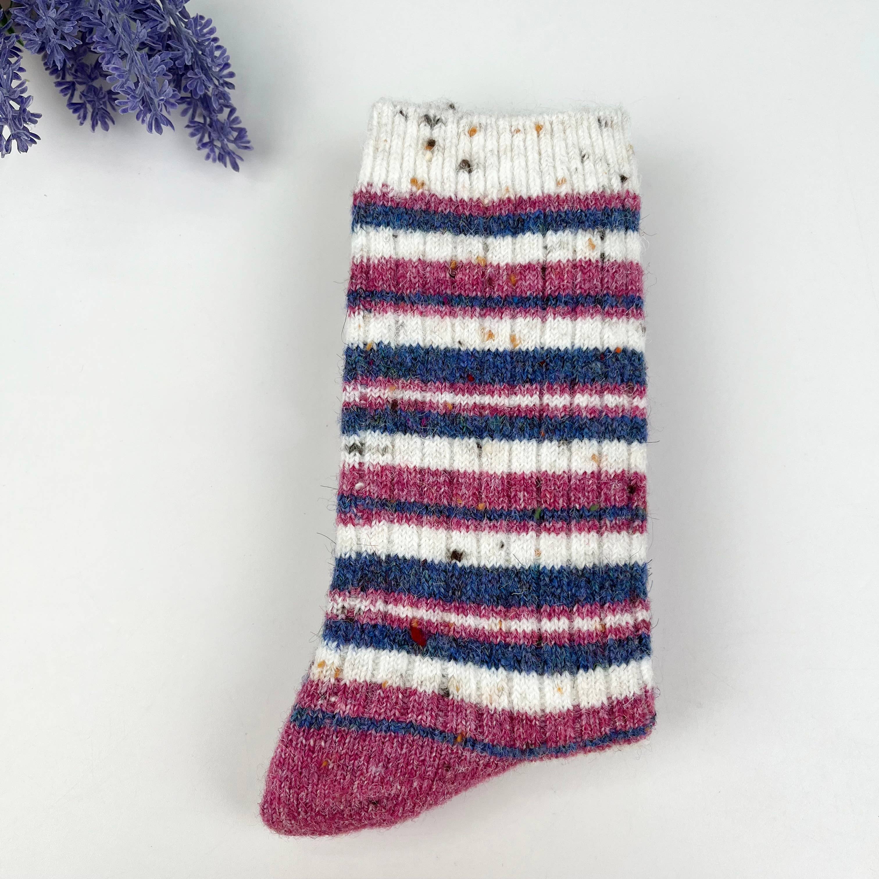 Red Warme, gestreifte Wollsocken in der Wadenmitte für den Großhandel auf Faire1