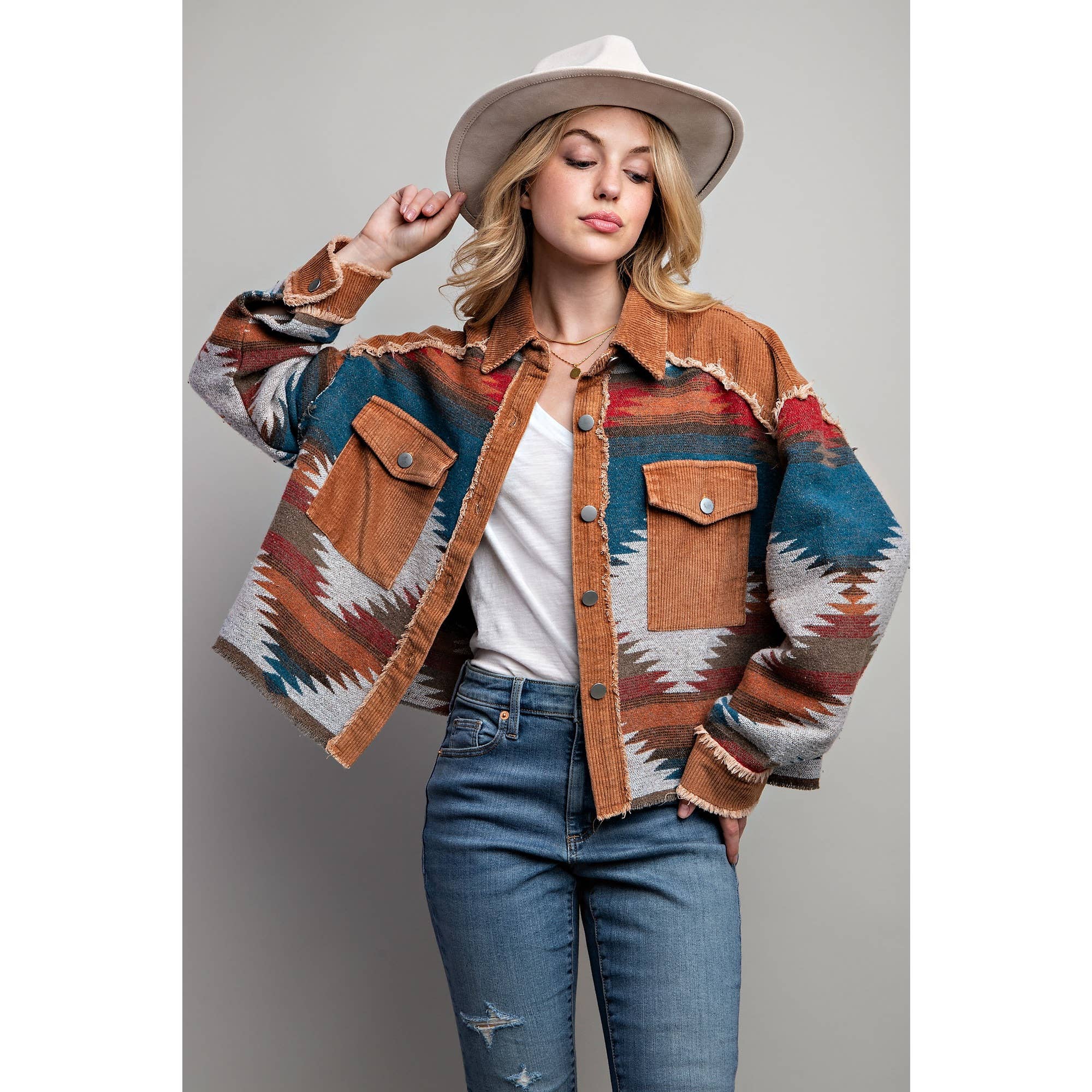 Sweet Generis – Großhandel Hemdjacke/Shacket – Damen – BUTTON-DOWN-HEMDJACKE IN BLOCKFARBEN MIT STAMMESMUSTER UND AZTEKISCHEM MUSTER2