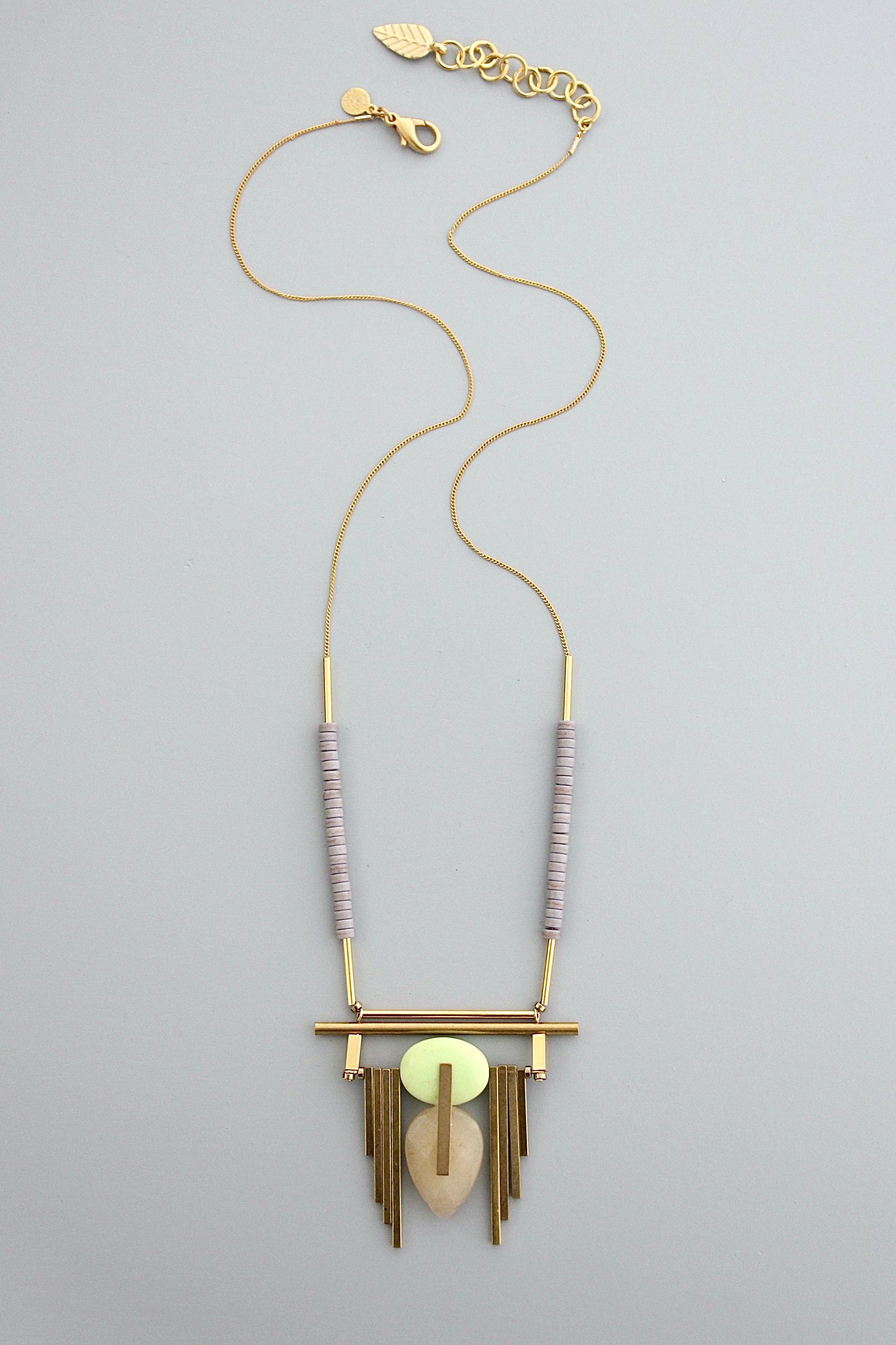 David Aubrey Jewelry – Großhandel Kette mit Anhänger/Charm – GND324 Art-Deco-Kette aus Magnesit, Jade und Messing3