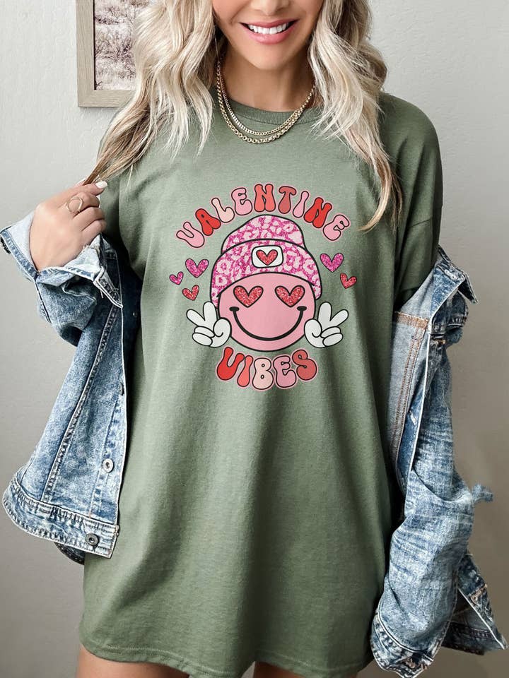 Camisa Retro Valentine Vibes, Camisa Feliz Dia dos Namorados por atacado de SONDO DESIGN LTD