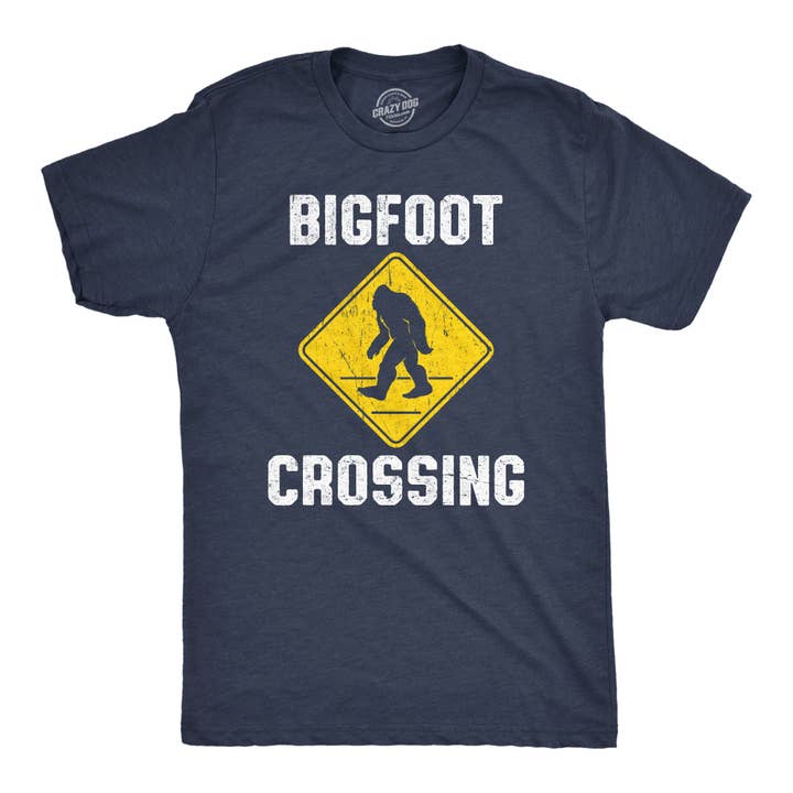 T-shirt homme Bigfoot Crossing pour la vente par Crazy Dog T-Shirts