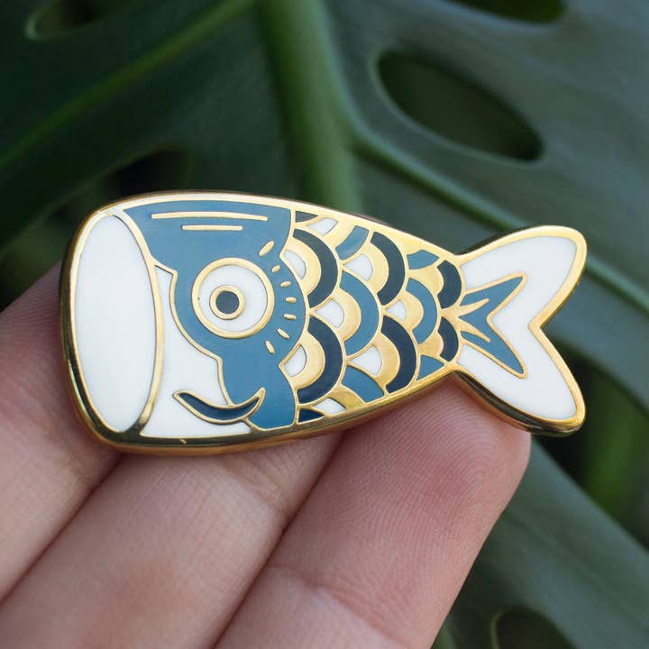 Épinglette en émail Koinobori bleu pour la vente par Kela Designs