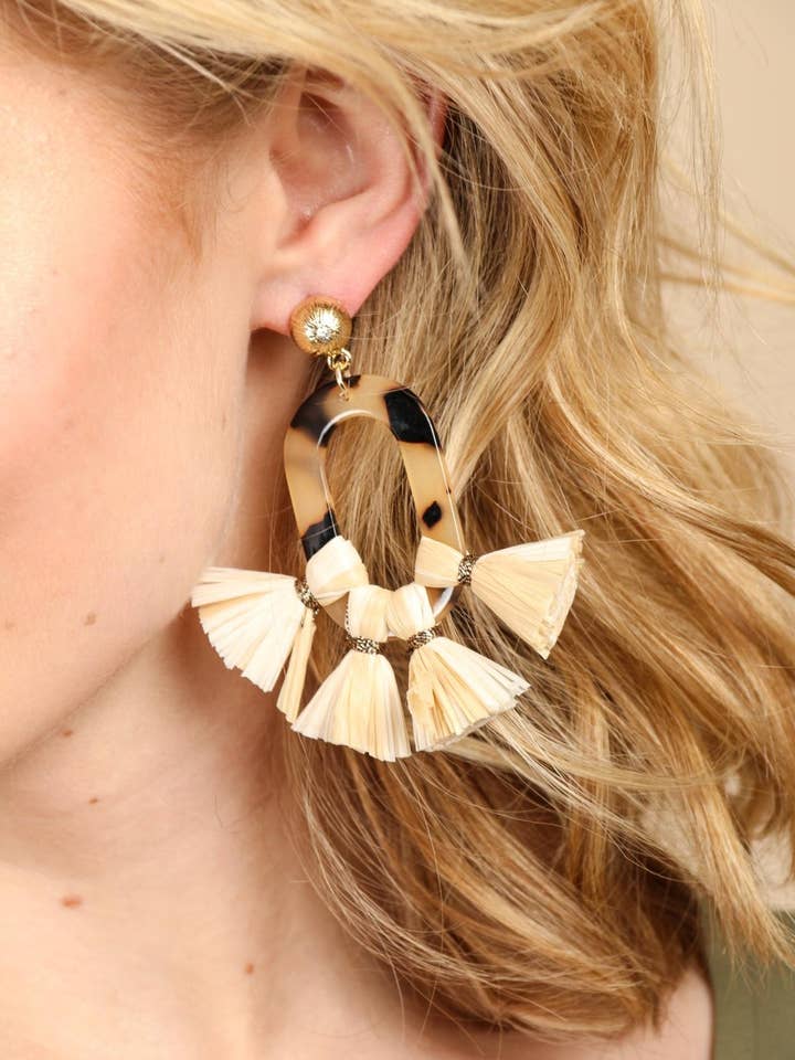 Orecchini in resina e nappine multiple per la vendita all'ingrosso da parte di SAACHI