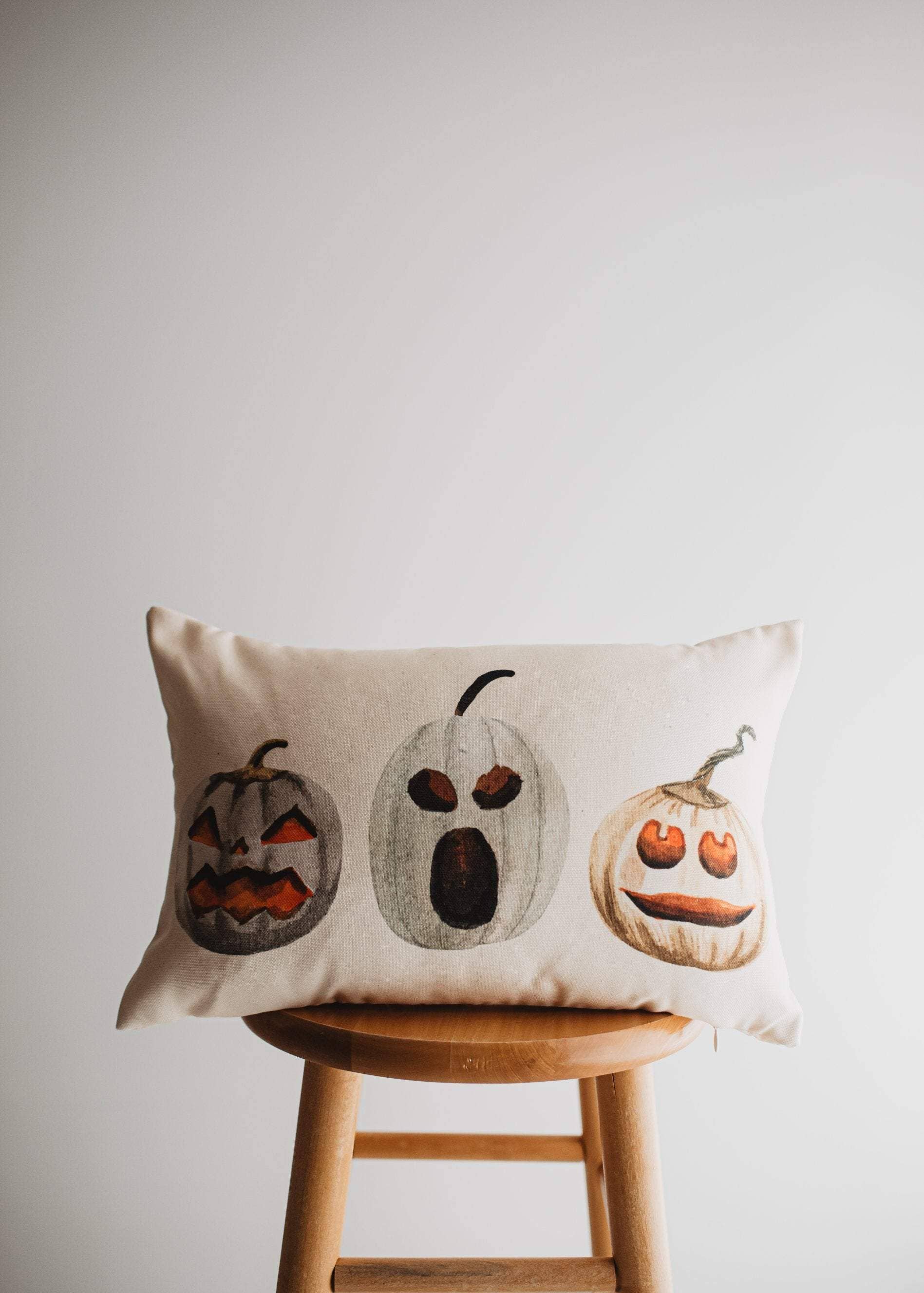 UniikPillows - Vente Housse de coussin - Housse d'oreiller lombaire Primitive Jack o Lantern | Décoration d'Halloween 18x12 | Décor d'automne | Décoration de chambre | Oreillers décoratifs | Cadeau pour elle9