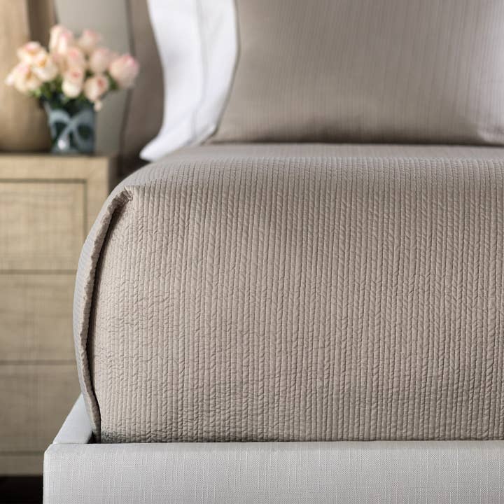 Retro quiltat täcke Taupe S & S King 112X98 för wholesale av Lili Alessandra