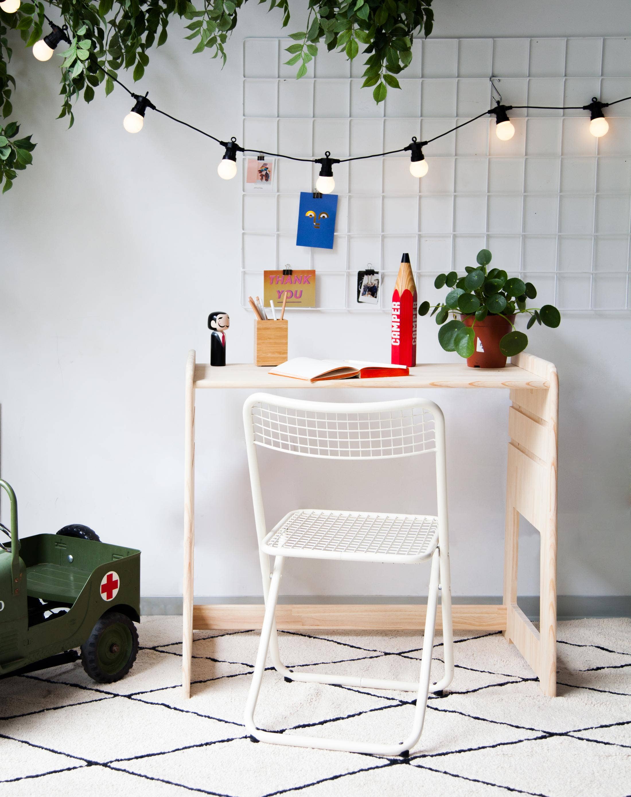 Really Nice Things – wholesale Desk set – Solid pine wood desk in natural wood color Montessori4