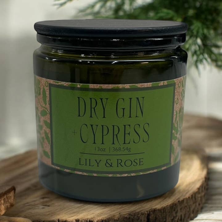 Gin sec + Cyprès | Bougie 13oz en cire de soja | Couvercle en bois noir pour la vente par Lily & Rose Candle + Floral Boutique