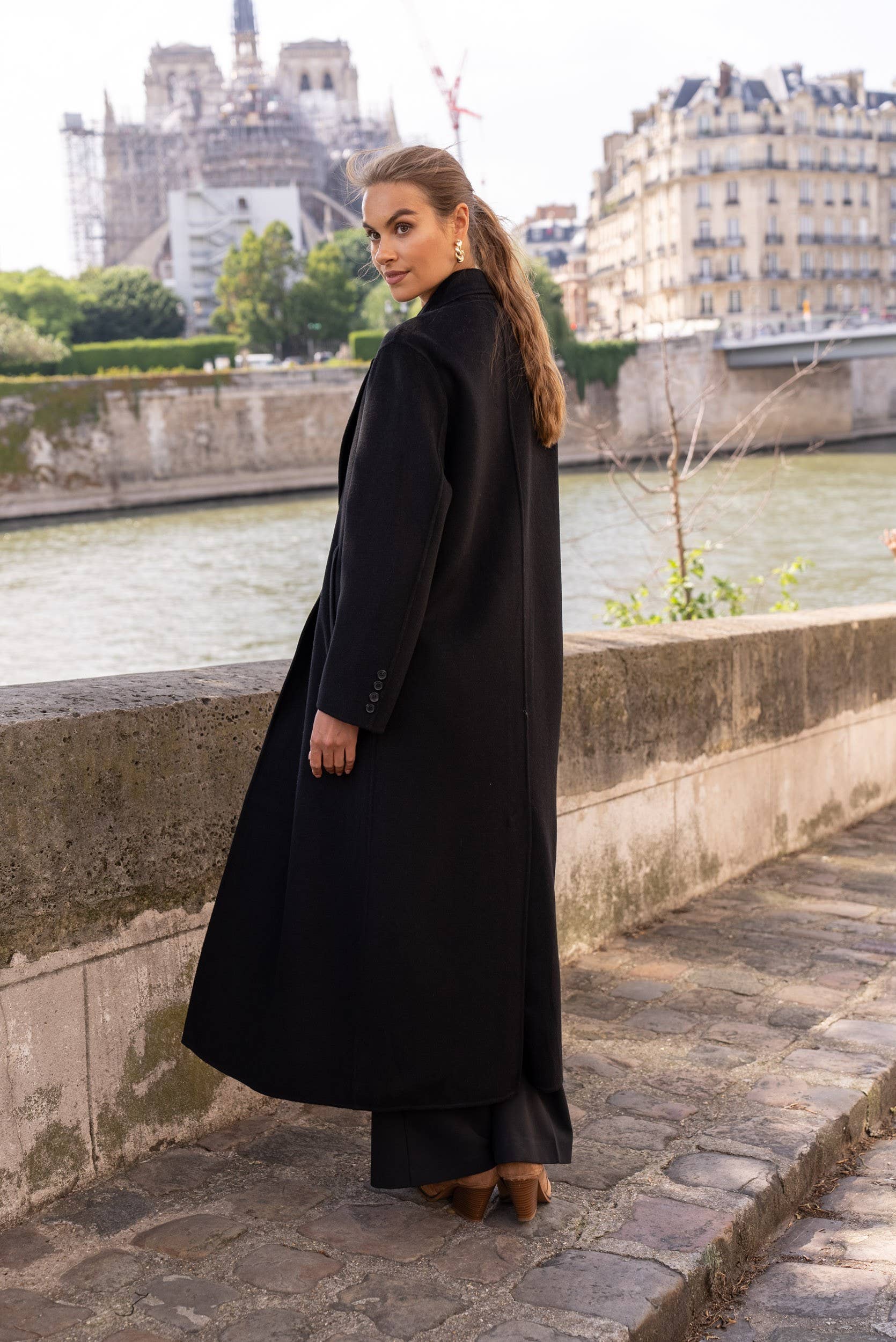 Attentif Paris – Großhandel Mantel - Damen – Extra langer, handgenähter Oversize-Mantel aus Wollmischung24