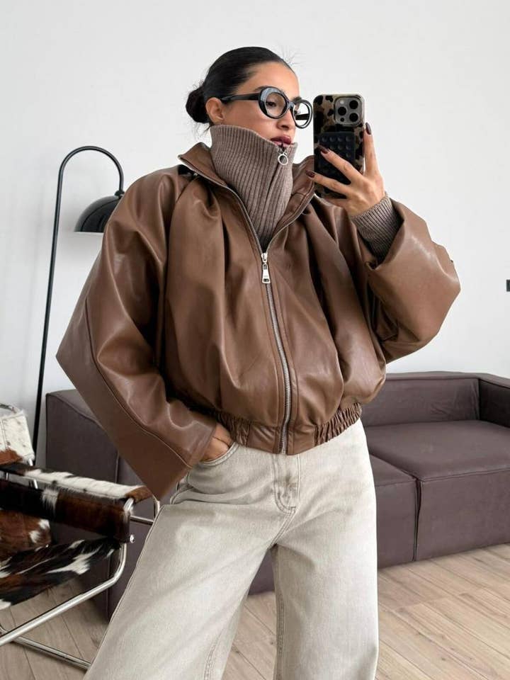 Ribbad krage bomberjacka i konstläder - veganskt läder för wholesale av Design company-Fatma Balkir