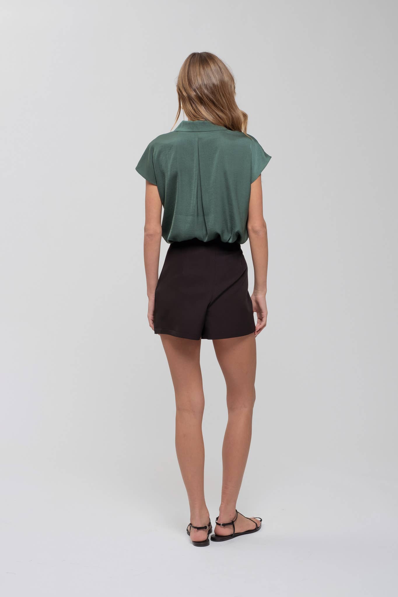 The Workshop Studio – Blusa - Mulher por atacado – CAMISA TEXTURIZADA COM OMBROS CAÍDOS, GOLA E BOTÕES15