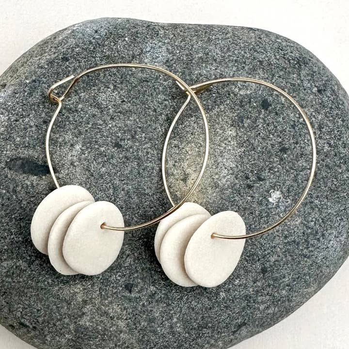 Gestapelde ronde porseleinen oorring voor wholesale door Grounded Ceramics