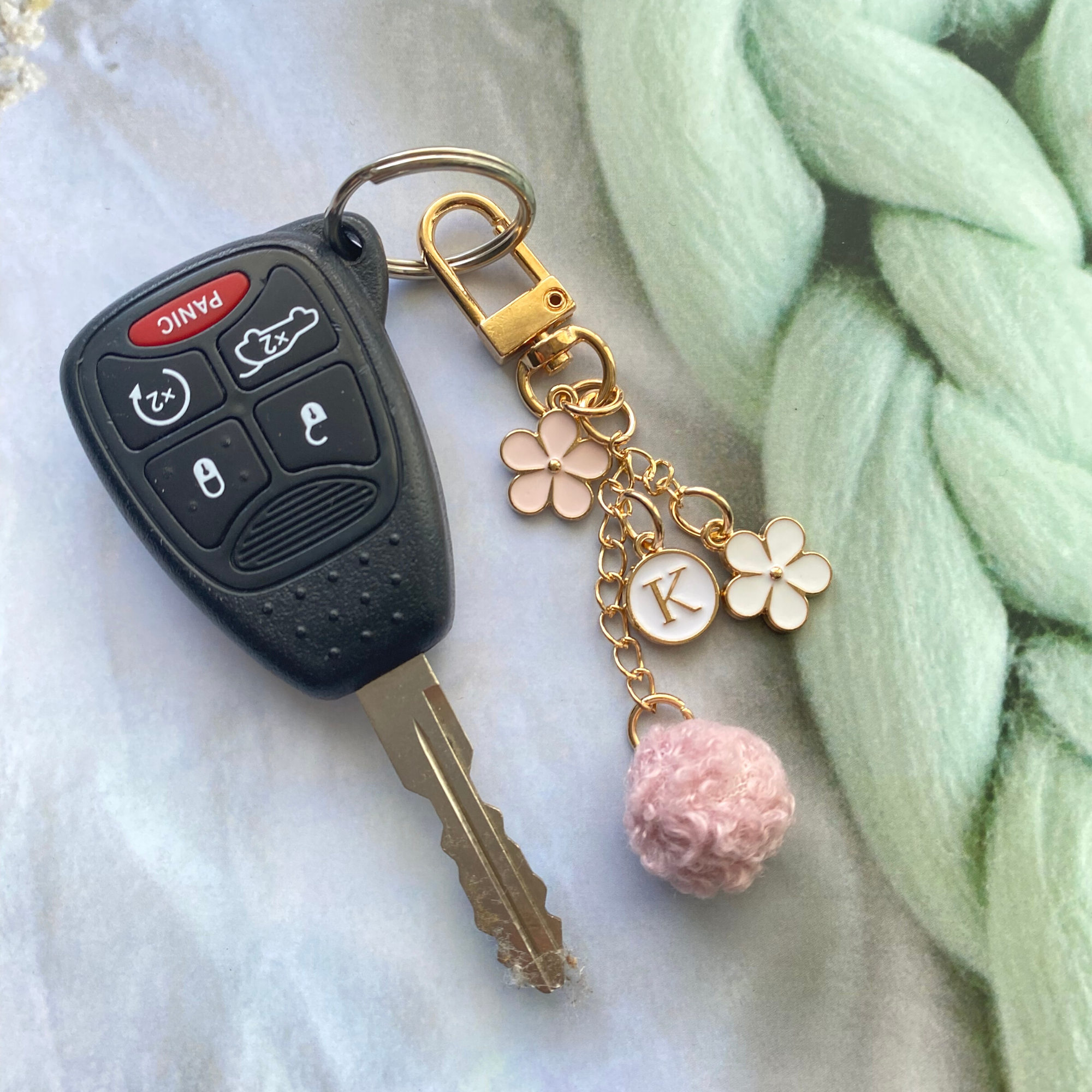DrifWoo – Großhandel Schlüsselanhänger – Damen – Süßes, florales Initialmotiv, Schlüsselanhänger für AirPods, Zubehör für Mädchen7