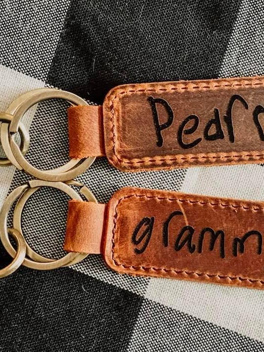 Porte-clés personnalisable en cuir véritable pour la vente par Birchwood Laser & Design