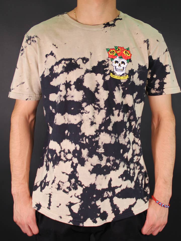 TAKNEMMELIG ROSE SLIPSFARVE BESÆTNING TEE SKU: W2437-0719BW for engroshandel hos Dikotomy