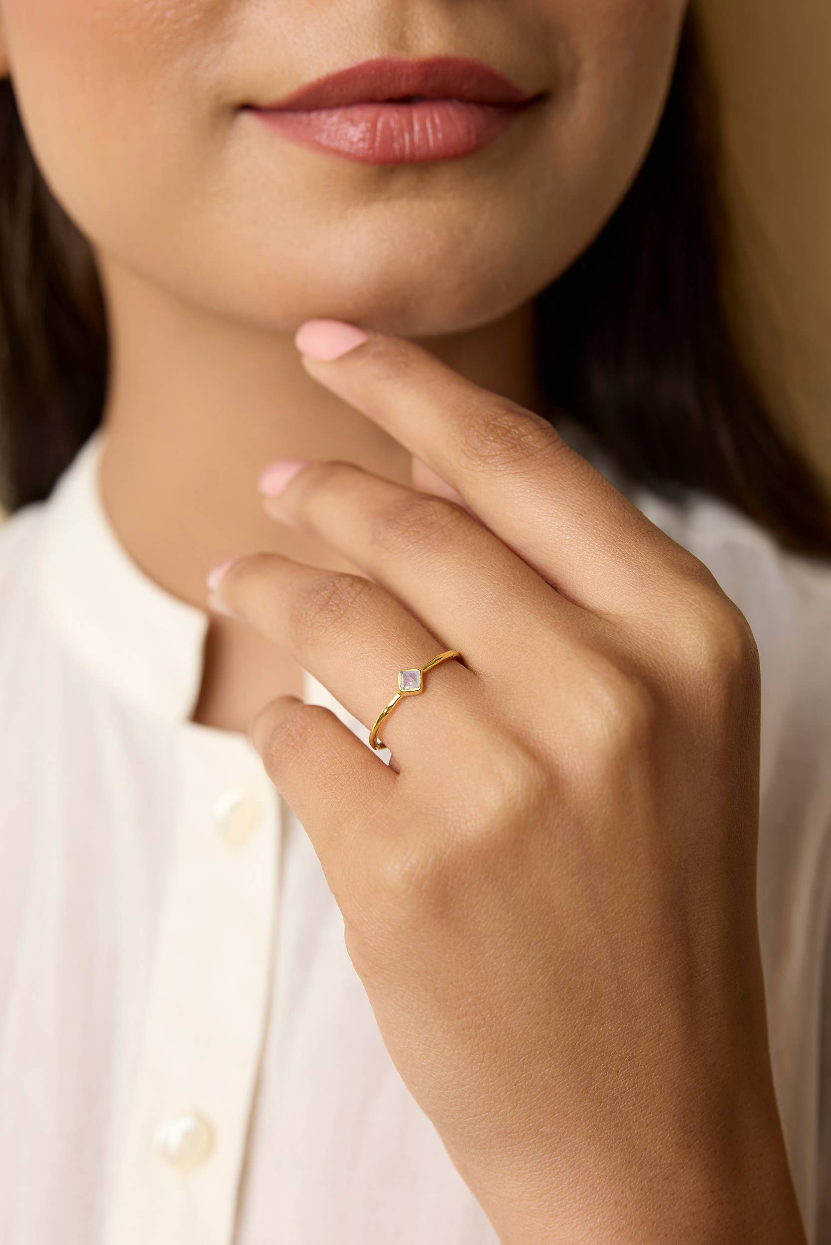 Banyan Jewellery – Großhandel Einzelstein-/Solitär-Ring – Handgefertigter zarter Ring aus 18-kt Gold Vermeil mit Mondstein1