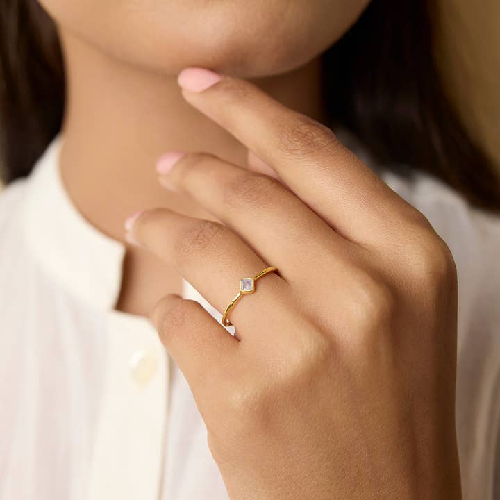 Banyan Jewellery – Großhandel Einzelstein-/Solitär-Ring – Handgefertigter zierlicher Ring aus Vermeil-Mondstein aus 18 Karat Gold1