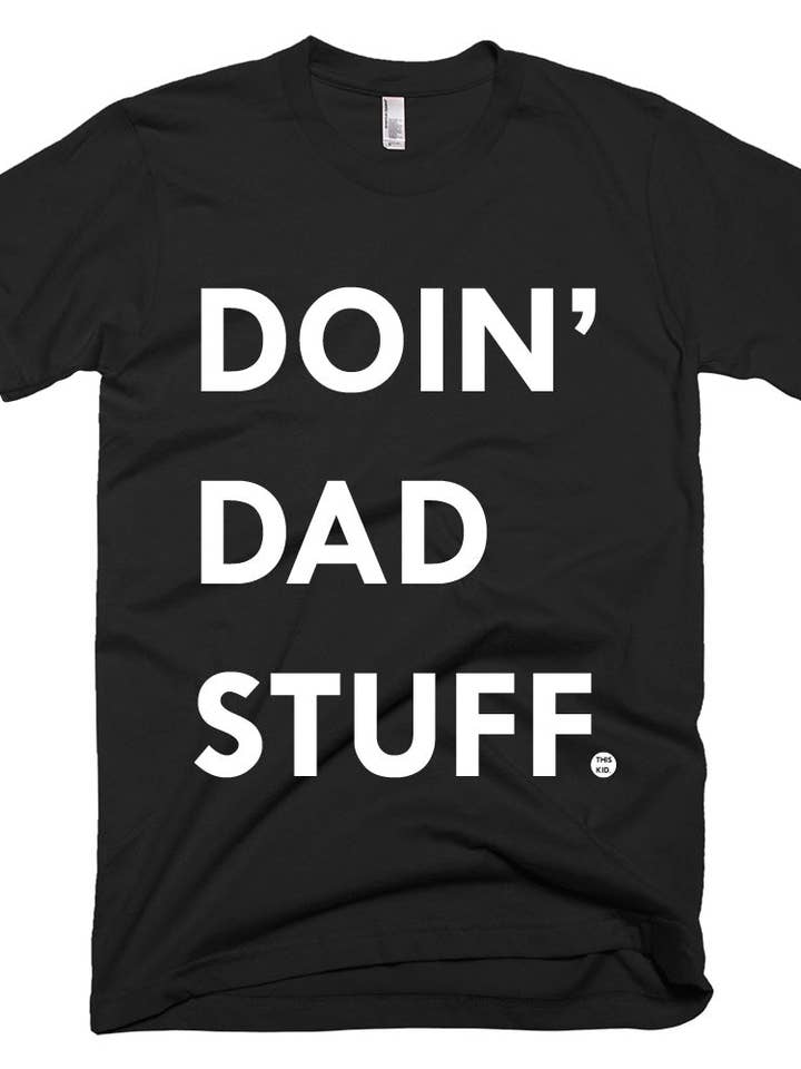 THIS KID SUPPLY CO. - Doin' Dad Stuff Tee - Hvid på Sort (Voksenstørrelser) for engroshandel hos This Kid Clothing Co.
