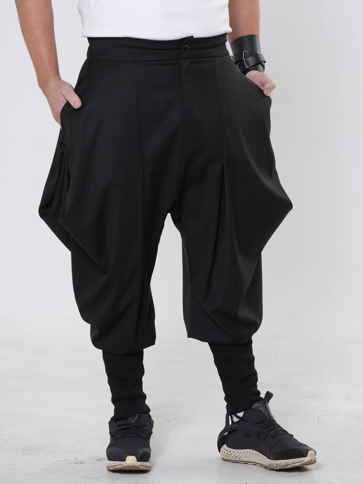 Pantalons sarouels drapés pour hommes pour la vente par Metamorphoza