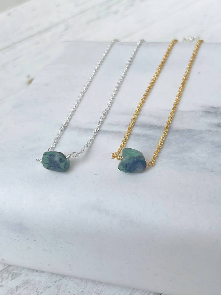 Collier Pierre de naissance - Mai - Emeraude pour la vente par Rage Gems & Jewelry