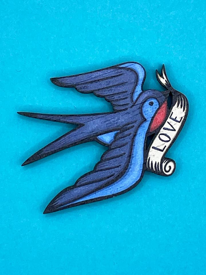 Badge en bois d'hirondelle - Style tatouage pour la vente par Su Owen