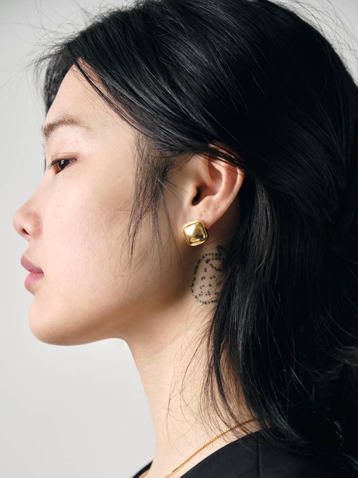 Cara guldskulpterade fyrkantiga örhängen för wholesale av Ounce