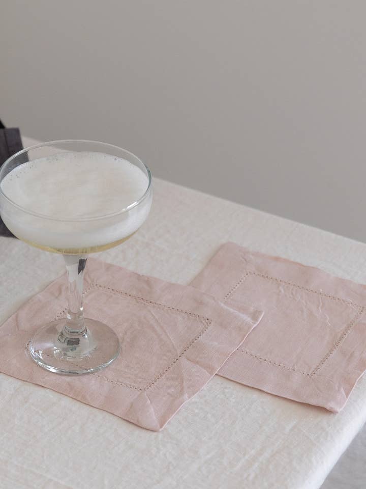 Set di quattro tovaglioli da cocktail in lino color blush per la vendita all'ingrosso da parte di Urban Society Studio