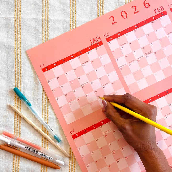 Calendario da parete 2026 a scacchi rosa e rosso per la vendita all'ingrosso da parte di MELLOWWORKS