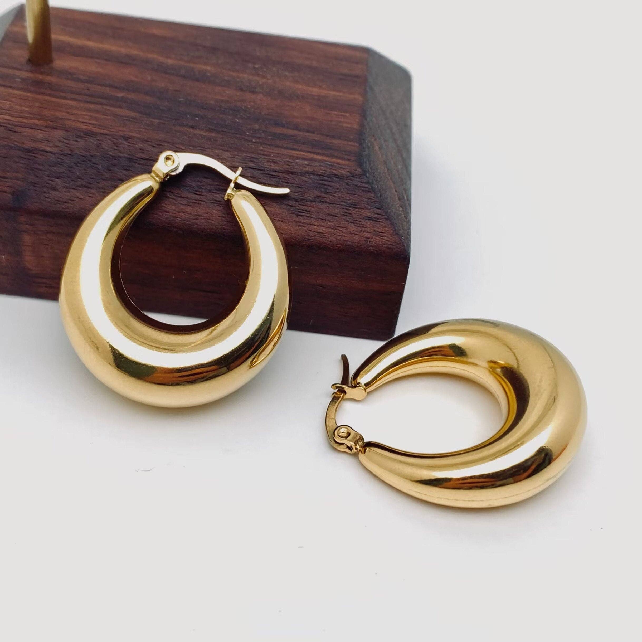 Mio Queena - Venta al por mayor Pendientes de aro - Pendientes Huggie Geométricos de Acero Inoxidable Chapados en Oro - FGS2