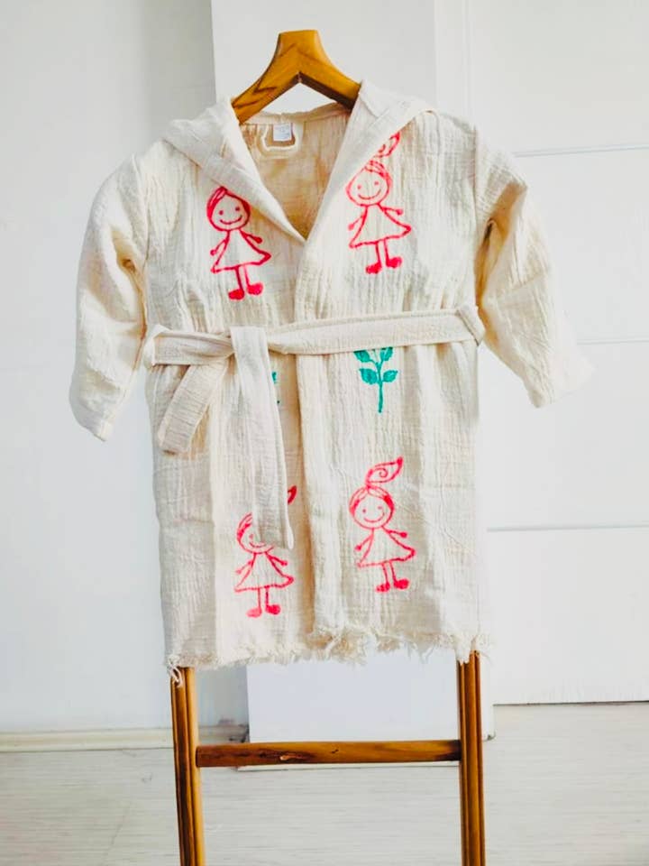 Peignoir de bain pour grandes filles peint à la main, Ivoire pour la vente par DesignsNYC