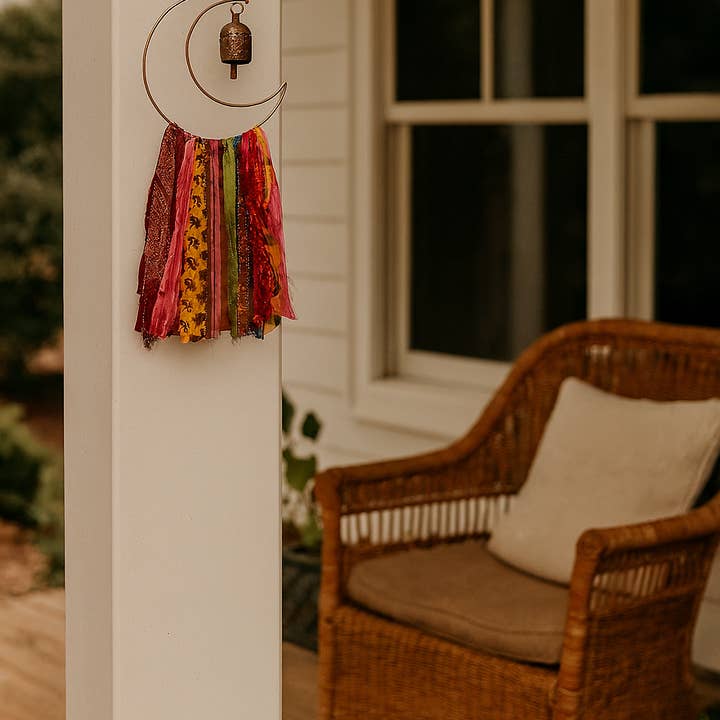 Matr Boomie Fair Trade – Engroshandel Vindharpe – Swapna Moon Bell Wind Chime Upcycled Sari - Fair Trade Home2