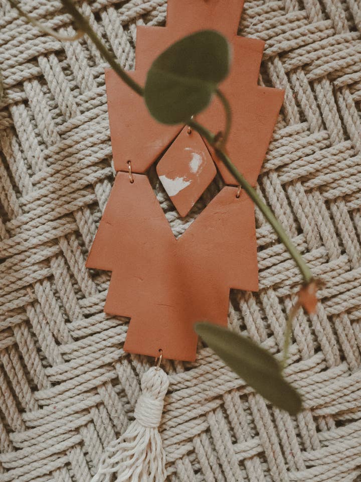 Zion, decorazione da parete in argilla testurizzata stile sudoccidentale per la vendita all'ingrosso da parte di Rooted Reverie