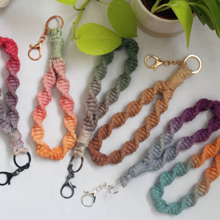 Handmade By Uruba - Vendita all'ingrosso Bracciale portachiavi - Portachiavi da polso in macramè colorato a mano con sfumature9
