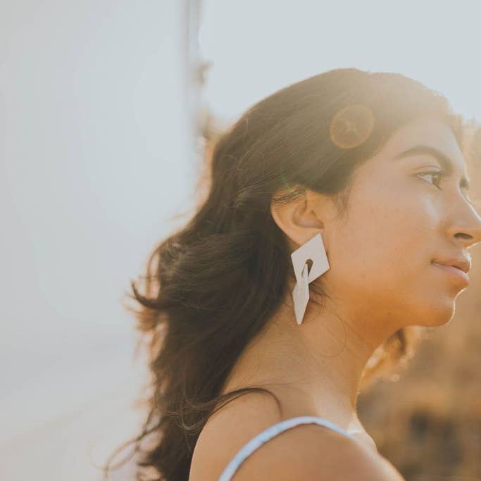 Corvega Clay Goods – wholesale Hängande örhängen – Leona i flera färger2