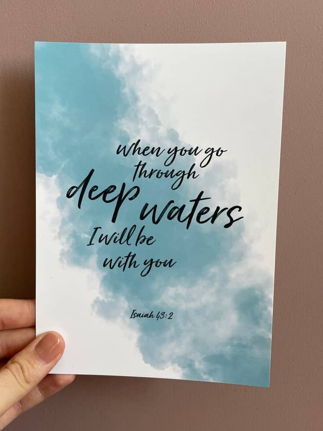 Stampa del versetto biblico - Isaia 43:2 per la vendita all'ingrosso da parte di Daisy & Joy Design