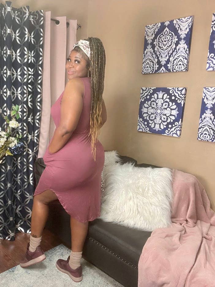 L'abito midi "Più che sufficiente" per la vendita all'ingrosso da parte di House of Celine