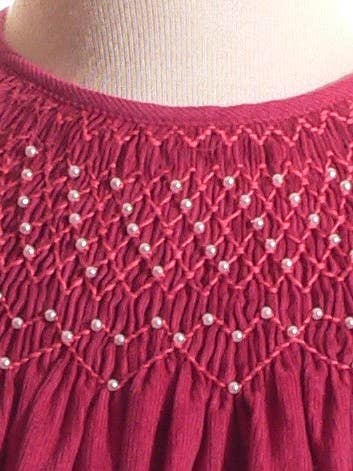 Rosa manchesterklänning med geometriskt smockmönster och pärldetaljer, långärmad biskopsklänning för wholesale av Hello Bebes!