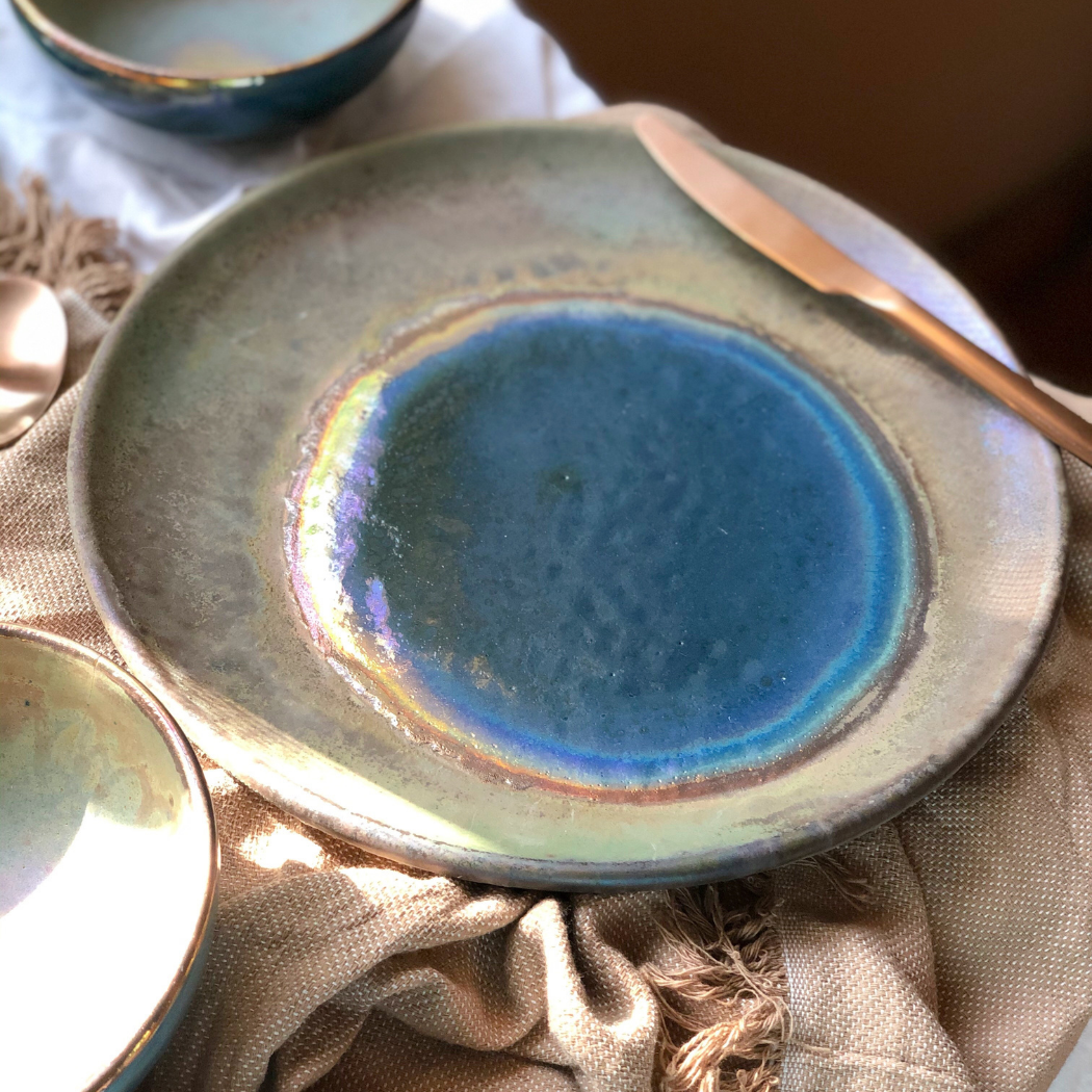 Los Artisans - Vendita all'ingrosso Piatto - Piatti da cena verdi rustici e blu pavone con dettagli dorati metallici8