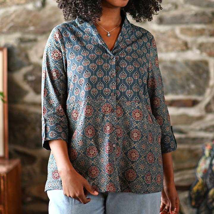 Blouse Indigo Bien-aimée pour la vente par April Cornell Apparel