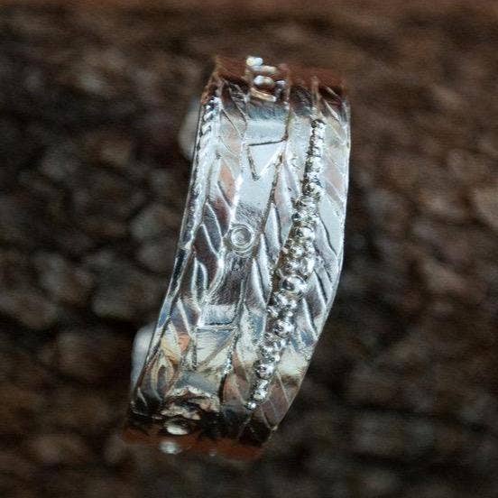 Bracciale rigido in argento sterling e metallo misto per la vendita all'ingrosso da parte di Halie & Co