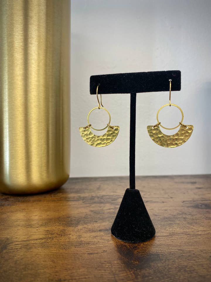 Strukturerad mässing cirkel örhängen för wholesale av MacKenzie Rose Designs